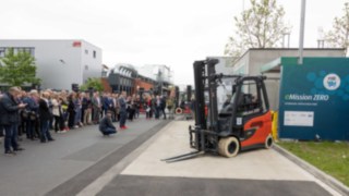 Guests and media representatives at the opening ceremony at the Linde plant in Aschaffenburg