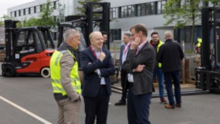 Linde only uses certified green electricity for the hydrogen production. Three people having a chat at the opening of the new hydrogen production plant
