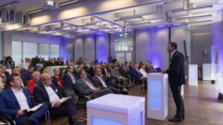 Andreas Krinninger addresses the audience at the opening ceremony for the new hydrogen infrastructure. Andreas Krinninger addresses the audience at the opening ceremony for the new hydrogen infrastructure