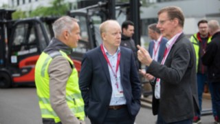 Linde only uses certified green electricity for the hydrogen production. Three people having a chat at the opening of the new hydrogen production plant