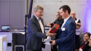 Stefan Prokosch gives Michael Kraus a present at the opening ceremony for the new hydrogen infrastructure