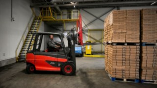E40 electric forklift truck sets goods down in the P&P warehouse.