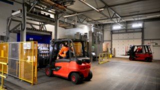 Every five to six years P&P orders new forklift trucks in order to benefit from technological innovations. Linde E40 electric forklift trucks in use at P&P