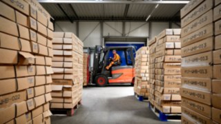 E40 electric forklift truck transports goods in the P&P warehouse