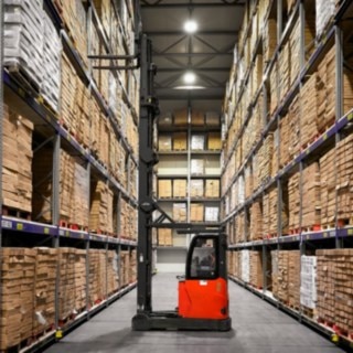 For the R20 from Linde, even very high warehouses are no problem. R20 from Linde stacks goods at a great height