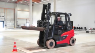 The new H25 diesel forklift truck from Linde Material Handling undergoes testing with Theo Egberts.