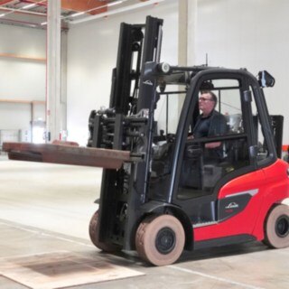 The new H25 diesel forklift truck from Linde Material Handling undergoes testing with Theo Egberts.