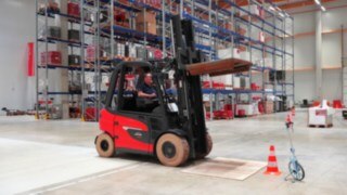 The new electric forklift truck from Linde Material Handling in operation