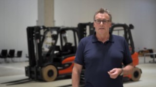 Video covering the performance tests by Theo Egberts on the Linde Material Handling H25 and X25 forklifts