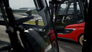 The X20 – X35 and H20 – H35 Counterbalanced Forklift Trucks from Linde Material Handling on the racetrack