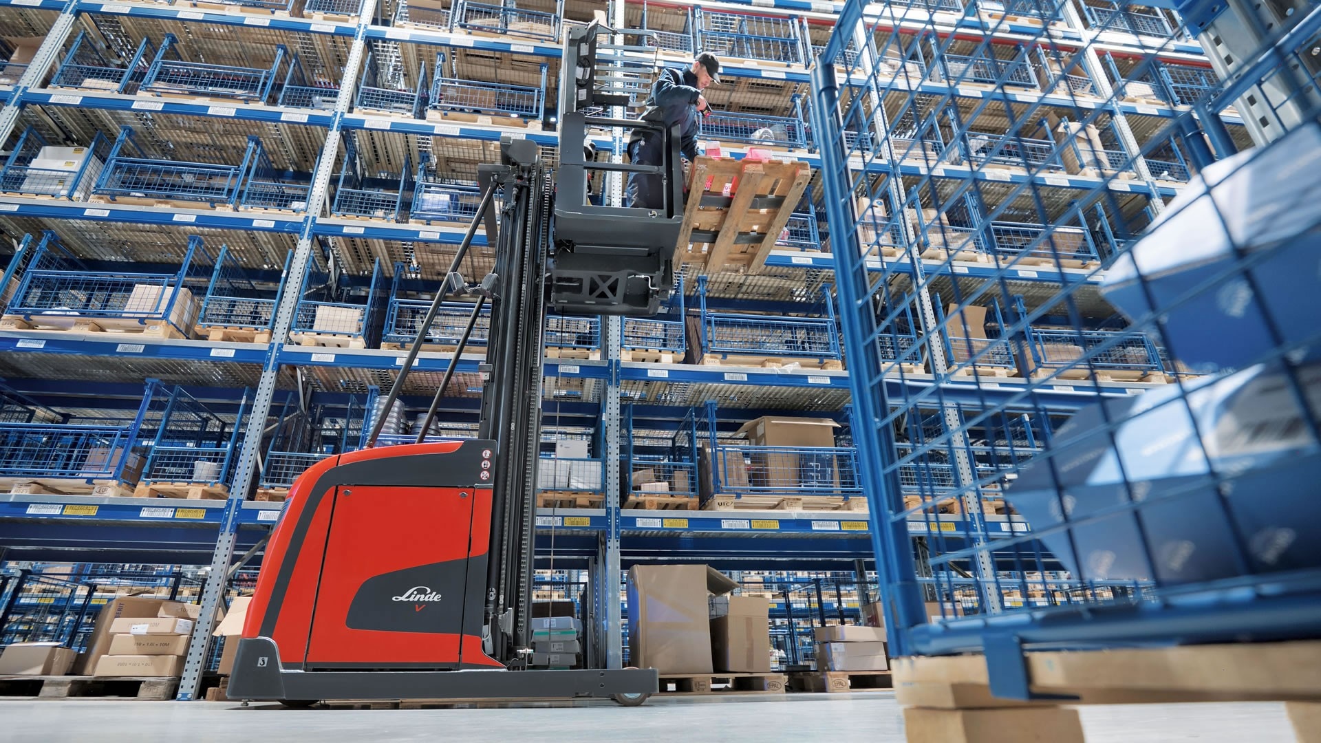Five Common Types Of Warehouse Pickers & Forklifts