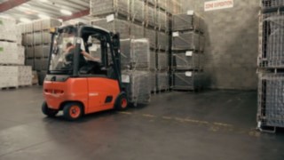 SICSOE often borrows E-Trucks from Fenwick-Linde. E-Truck picking up goods