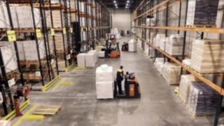 The Fenwick-Linde Short Term Rental service ist often used by SICSOE. E-Truck in the SICSOE warehouse