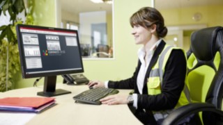 Marie-Luise Wolf from SMP uses the Linde connect software for fleet management.