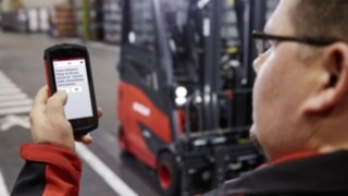 Driver checking the vehicle in advance with the Linde connect pre-opp App