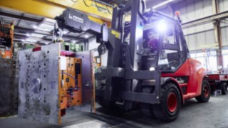 Linde industrial trucks with Linde connect fleet management software in cautious use at automotive supplier SMP