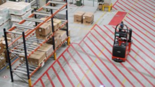 Schneider Electric uses two autonomous L-MATIC AC pallet stackers from Linde Material Handling.