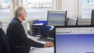 A Schröder employee works with the system A Schröder employee works with the system