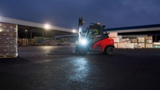 A truck equipped with Linde Warehouse Navigator in action in the dark 