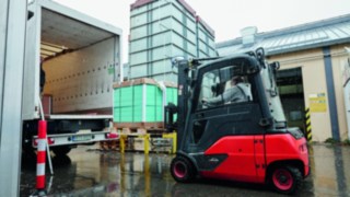 Linde electric forklift truck loading at Sika