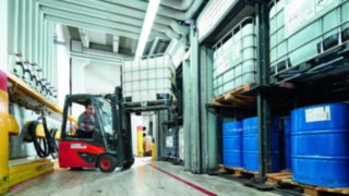 Linde electric forklift truck in use at Sika Deutschland GmbH