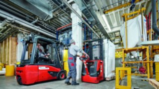 Linde pallet stacker at Sika Linde pallet stacker at Sika