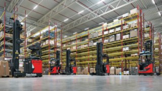 Several R-MATIC automated reach trucks from Linde MH in the warehouse at Simon Hegele