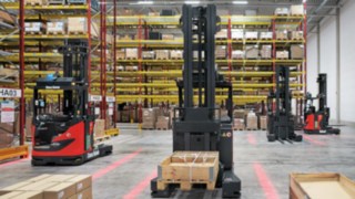 The R-MATICs from Linde MH wait in front of the rack for the next transport order