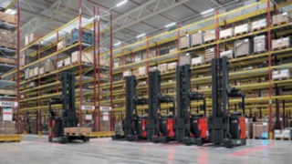 Five R-MATICs from Linde Material Handling lined up in front of Simon Hegele’s wide-aisle warehouse.