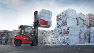 A Linde Material Handling H50 counterbalanced forklift truck at Smurfit Kappa