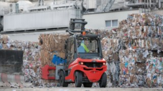The Linde H35–H50 diesel forklift trucks offer optimal visibility, even when reversing. The Linde H50 diesel forklift truck offers optimal visibility.