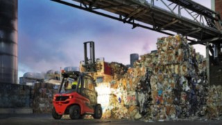 The H50 from Linde operates around the clock at Smurfit Kappa. The H35–H50 diesel forklift truck from Linde Material Handling in use at night