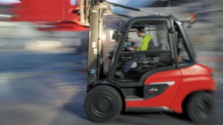 The Linde H35–H50 diesel forklift trucks maneuver quickly and safely even on challenging terrain. The Linde H50 diesel forklift truck for speedy outside use