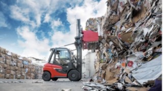 The H50 Diesel Forklift Truck from Linde excels in lifting and driving maneuvers. The H50 from Linde Material Handling in use