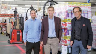 From left to right: Marcel Bicking (TST GmbH), Jakob Stoffel (Suffel Fördertechnik), Oliver Wittig (Henkel AG) From left to right: Marcel Bicking (TST GmbH), Jakob Stoffel (Suffel Fördertechnik), Oliver Wittig (Henkel AG)