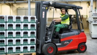 Linde Material Handling E30 electric forklift truck transports drinks around the warehouse at Veltins brewery.