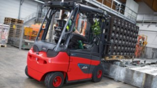 The Linde Material Handling E30 electric forklift truck moves both full bottles and empties at the Veltins brewery.