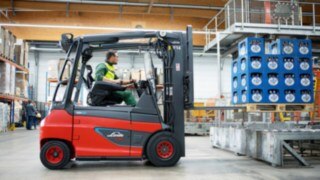 Linde Material Handling E30 electric forklift trucks move both full packs and empties at the Veltins brewery.