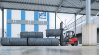 The X50 from Linde Material Handling has a firm grip on the coils produced by WDI, which weigh several tons. The X50 from Linde Material Handling has a firm grip on the coils produced by WDI, which weigh several tons.