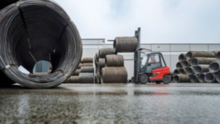 The X50 electric forklift truck stacking coils at WDI in Hamm.