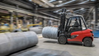 The X50 electric forklift truck from Linde Material Handling at WDI in Hamm.