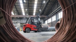 The X50 at WDI in Hamm during the four-week field test. The X50 at WDI in Hamm easily transports coils weighing multiple tons.