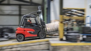 The company Westfälische Drahtindustrie is testing the X50 electric forklift truck for heavy loads.