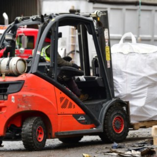 Linde ic-truck transports huge waste bags