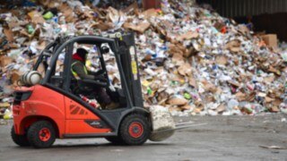 A Linde ic-truck transports a lump of garbage 