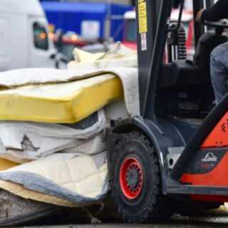 Linde ic-trucks transports old mattresses