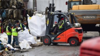  Linde ic-truck transports giant waste bags