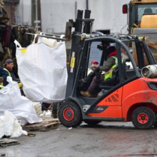  Linde ic-truck transports giant waste bags