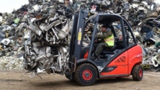 Linde ic-truck moving a pile of scrap iron