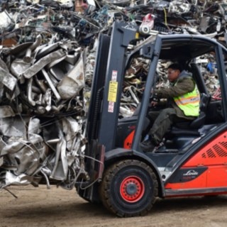 Linde ic-truck moving a pile of scrap iron